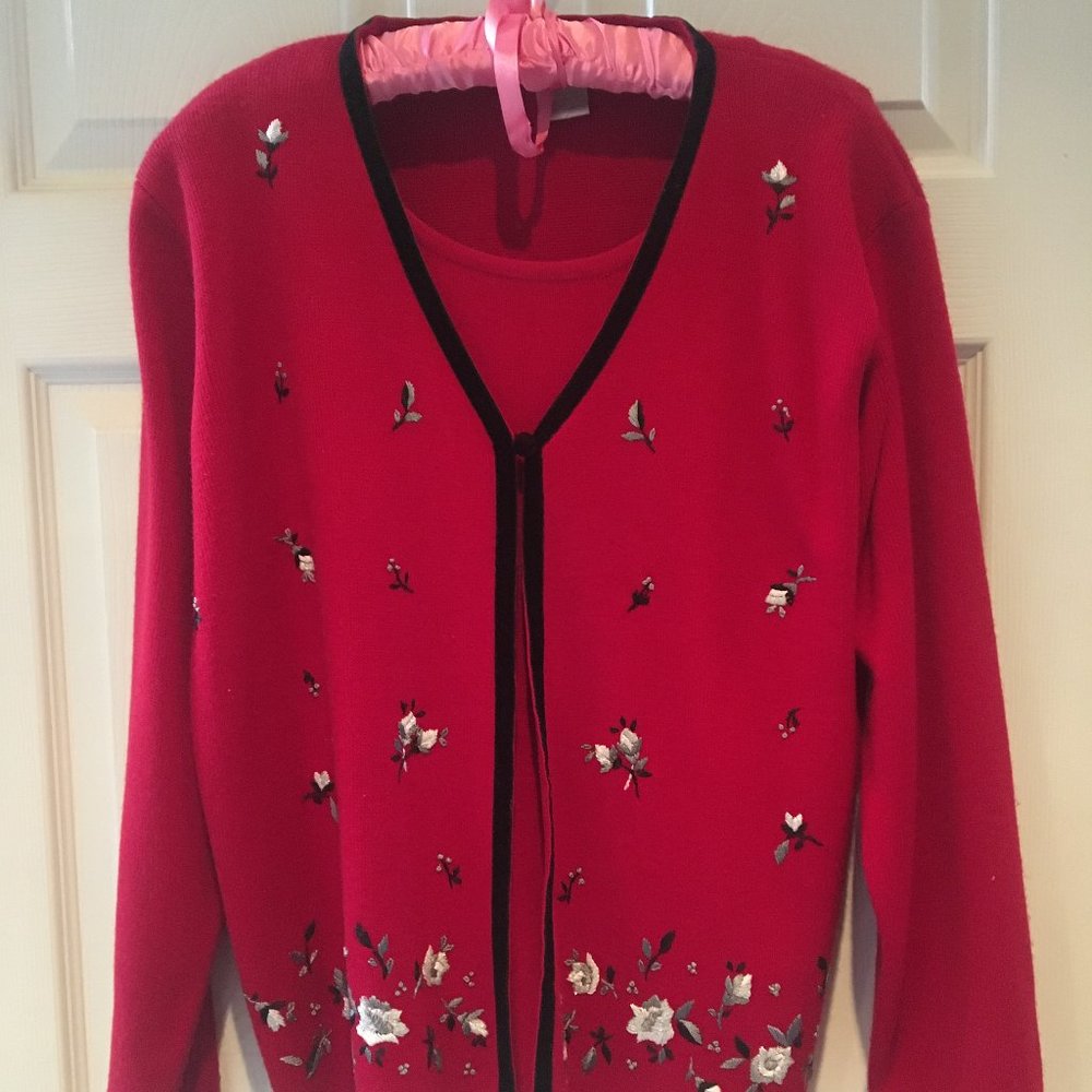 DRESSBARN LADIES RED 2 PIECE FAUX TOP & FLORAL EMBROIDERED SWEATER SET - SIZE L